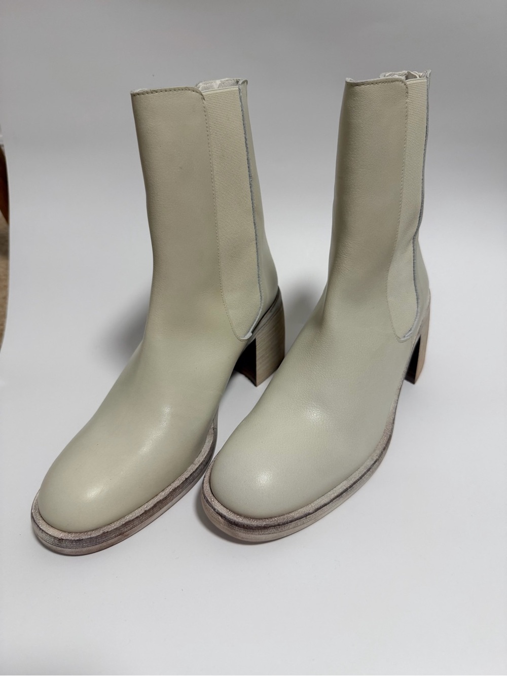 NWOT Free People Essential Chelsea Boots Chalk - Picture 2 of 9